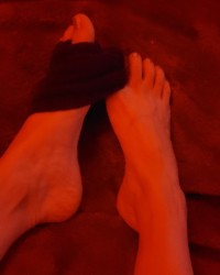 Milk ur cock to my pretty feet and toes photo