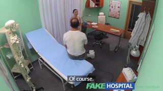 FakeHospital - Superbe femme de ménage est incapable de résister à un homme en uniforme