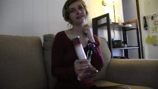 Ma copine sexy frappe le bong (POV)