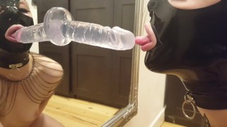 Amateur in latex kap pijpt een dildo