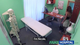 FakeHospital - Le docteur baise son petit ami lors d’un entretien d’embauche