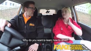 Fake Driving School éjacule et creampie sur la banquette arrière pour une étudiante en art