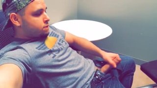 Masturbarsi nella sala relax dell'ufficio Sesso pubblico rischioso