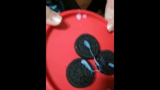 Máte mléko? Oreo a cum - Cum na jídlo 1