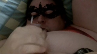 Sissyふしだらな女は、口の中で自己顔射までけいれんすることによって貞操解放を獲得します