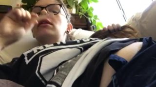 Mollige meid zuigt op popsicle