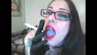 Leana Lee fumando