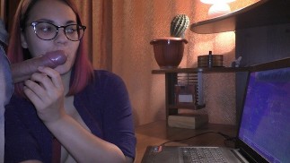 Gamer Girl fait une pipe sans être distraite du jeu