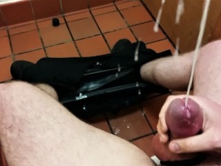 Énorme éjaculation Désordonné Dans Les Toilettes Publiques - SlugsOfCumGuy