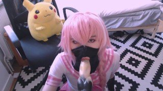 Salope cosplay obscène joue avec des jouets