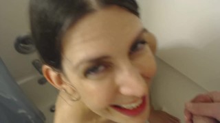 MILF amateur suce une bite dans la douche et avale une énorme charge CIM