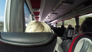 La blonde nue se masturbe dans un bus public.