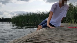 S’affailler en plein air dans un lac avec des vêtements
