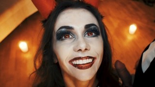 Une diablesse chaude baisée par un squelette. Un haloween avec Mia Bandini