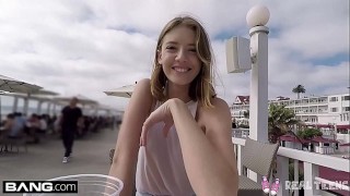 Real Teens - Jeune femme joue avec sa chatte en POV en public