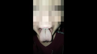 Ragazza bocca enorme e lingua lunga sputare