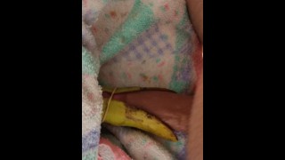 Follando cáscara de plátano caliente