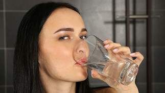Brünetter Hottie schmeckt ihre goldene Pisse - pinkeln in die Hose