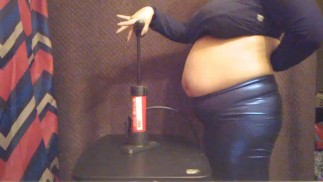 Une pompe à vélo massive Belly gonfler dans des leggings brillants