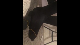 Männliche Füße verehren schwarze Bürosocken