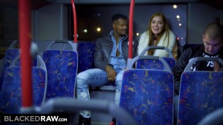 Blackedraw 2 beautés baisées dans le bus par une bite noire géante