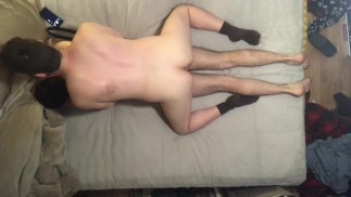 ゲイの男の子はベルトされた後にラフファック
