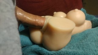 Gémissant et gémissant pendant que je Creampie la sexdoll