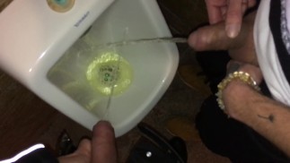 Jungs pissen und spucken nach ein paar Cocktails zusammen am Pissoir