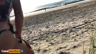 Sexe public amateur risqué sur la plage 2 !! Les gens qui marchent près...