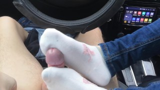 FOOTJOB et SOCKJOB et HandJob EN VOITURE