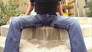 Pisser dans un préservatif jusqu’à ce qu’il éclate dans mon jean