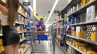 Un vrai monstre enregistrant Hot nana chez Walmart - Lexi Aaane