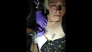 MILF obtient premier tatouage QoS (Queen of Spades - BBC salope)