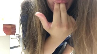 Frühaufsteher bekommt den Finger im Unterricht