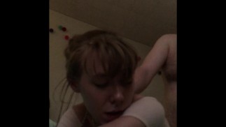 Belle-fille enveloppée dans des chaînes et baisée sans sens par beau-père aimant