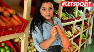 LETSDOEIT - MILF Booty Latina ramassée au marché chevauche une grosse bite