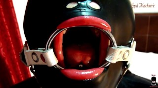 INTRO-Black salope en latex avec anneau gag deepthroated cock, gode et baisée dur