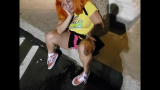 Scarlett pisse devant le bar