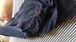 Haar vuile slipje snuiven met cumshot