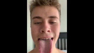 Novinho lindo mostra sua ENORME GIGANTE MASSIVA língua