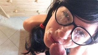 Femme salope fait une pipe et obtient une grosse éjaculation sur des lunettes - SexAfterWedding