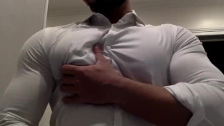 Déchirer ma chemise blanche tout en fléchissant mes gros pecs et biceps musculaires