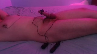 Resté seul retenu avec un vibromasseur et la torture post-orgasme