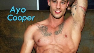 Ayo Cooper sur Flirt4Free - Un étalon européen tatoué avec une bite monstrueuse se branle fort