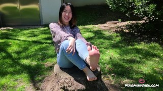 Fille chinoise marchant pieds nus sur l’herbe [SFW fétichisme des pieds]