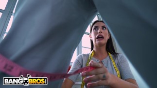 BANGBROS - 丰满的泰勒·奥古斯特·艾姆斯取悦她的大鸡巴客户