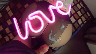 Couple amateur sexe romantique sous la lumière d’une lampe Pink LOVE POV