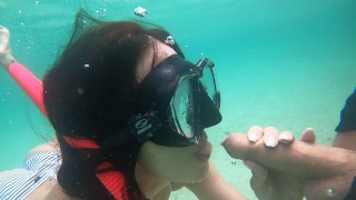 Demi-soeur en chaleur ne peut pas tenir et sucer ma bite à la mer à Caribe.