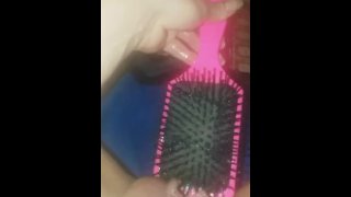 Grosse brosse à cheveux dans les poils de chatte côté vers le haut ! 