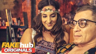 FAKEhub Originals Amirah Adara poussin hippie qui aime la bite épaisse